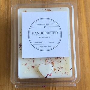 Handcrafted soy wax melt Jazzy Vanilla delicate scent